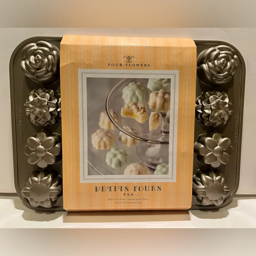 NWT WILLIAMS-SONOMA FOUR FLOWERS PETITS FOURS PAN.